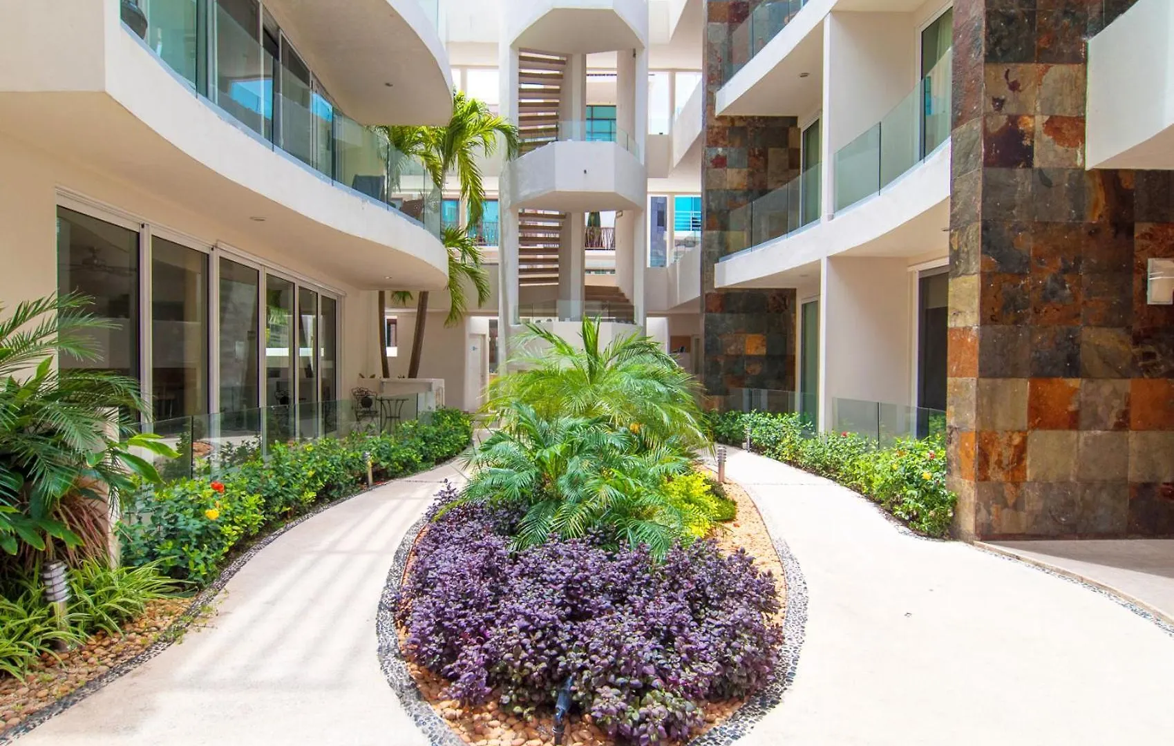 Exceptional Location Near Beach, Pool-View Balcony Плая-дель-Кармен Мексика